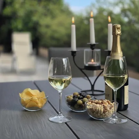 La Buca - - Elegant Apartment, 150 Sq M - Private Covered Parking - Private Terrace - Just 1500 Mt From Downtown *