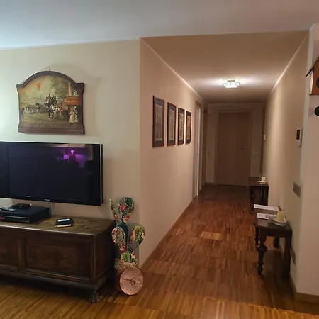 La Buca - - Elegant Apartment, 150 Sq M - Private Covered Parking - Private Terrace - Just 1500 Mt From Downtown Como