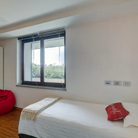 La Buca - - Elegant Apartment, 150 Sq M - Private Covered Parking - Private Terrace - Just 1500 Mt From Downtown,family-friendly Como