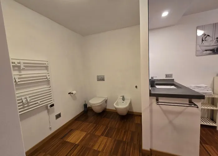 Апартаменты La Buca - - Elegant Apartment, 150 Sq M - Private Covered Parking - Private Terrace - Just 1500 Mt From Downtown Комо