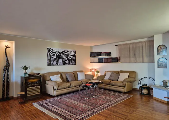 La Buca - - Elegant Apartment, 150 Sq M - Private Covered Parking - Private Terrace - Just 1500 Mt From Downtown Комо