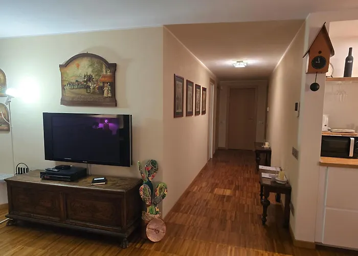 La Buca - - Elegant Apartment, 150 Sq M - Private Covered Parking - Private Terrace - Just 1500 Mt From Downtown Комо