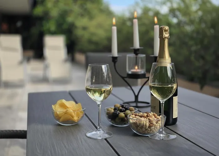 La Buca - - Elegant Apartment, 150 Sq M - Private Covered Parking - Private Terrace - Just 1500 Mt From Downtown *